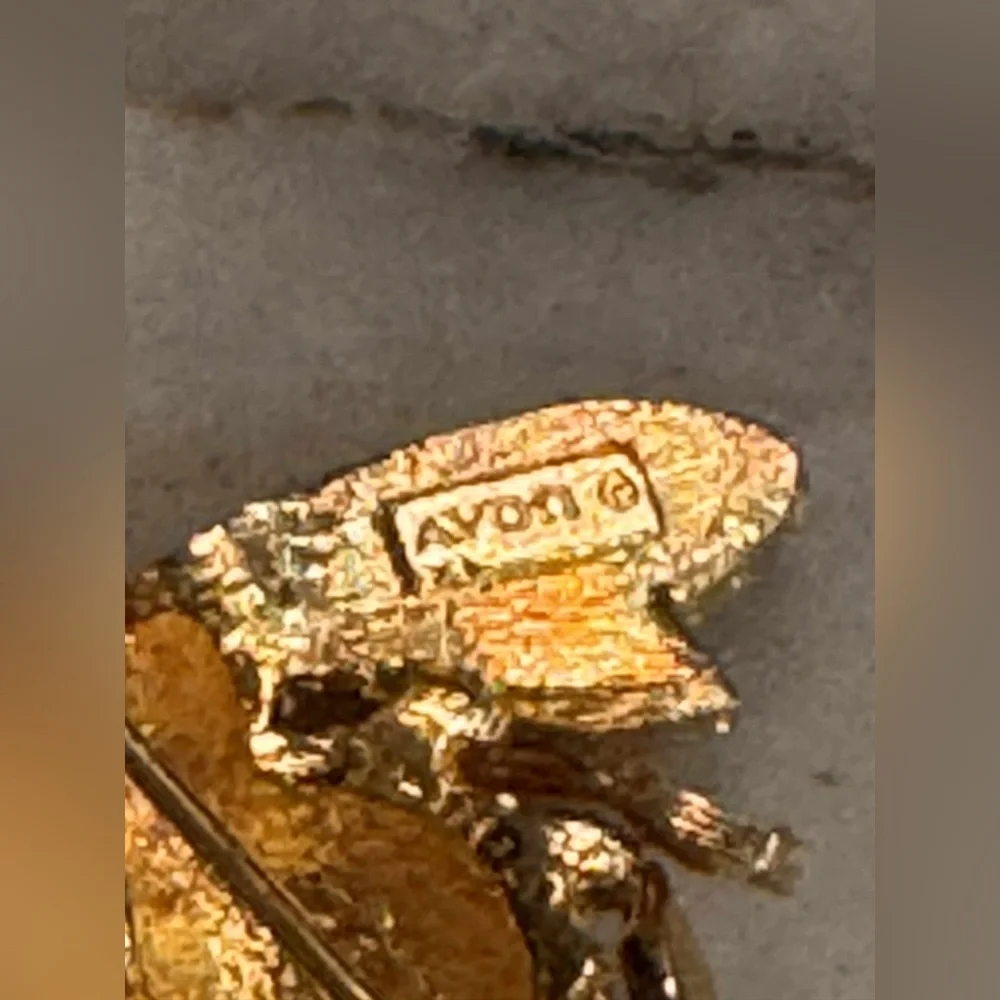 Vintage 1975 AVON signed Gold bee pendant & black stone ring size 4